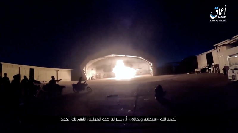 Militan ISIS meledakkan bom dan berkeliaran di antara pesawat penumpang selama serangan di bandara internasional utama Niger, menurut rekaman yang dirilis oleh kantor berita Amaq milik kelompok tersebut. (Tangkapan Layar Video Reuters/AMAQ NEWS AGENCY)