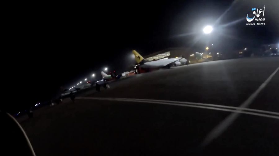 Militan ISIS meledakkan bom dan berkeliaran di antara pesawat penumpang selama serangan di bandara internasional utama Niger, menurut rekaman yang dirilis oleh kantor berita Amaq milik kelompok tersebut. (Tangkapan Layar Video Reuters/AMAQ NEWS AGENCY)
