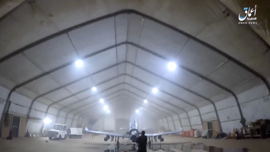 Militan ISIS meledakkan bom dan berkeliaran di antara pesawat penumpang selama serangan di bandara internasional utama Niger, menurut rekaman yang dirilis oleh kantor berita Amaq milik kelompok tersebut. (Tangkapan Layar Video Reuters/AMAQ NEWS AGENCY)