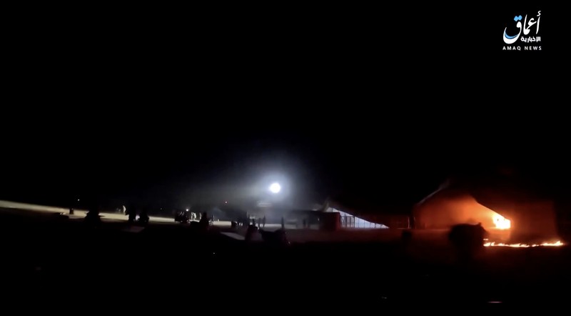 Militan ISIS meledakkan bom dan berkeliaran di antara pesawat penumpang selama serangan di bandara internasional utama Niger, menurut rekaman yang dirilis oleh kantor berita Amaq milik kelompok tersebut. (Tangkapan Layar Video Reuters/AMAQ NEWS AGENCY)