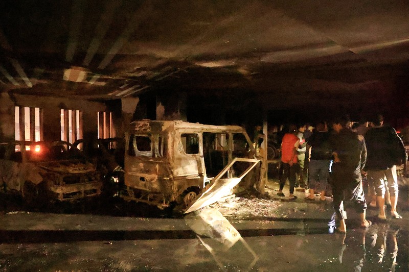 Petugas pemadam kebakaran dengan cepat memadamkan kebakaran yang terjadi di area parkir sebuah gedung komersial di Karachi, Pakistan, pada Senin (2/2/2026), kata seorang pejabat setempat. (Tangkapan Layar Video Reuters/)