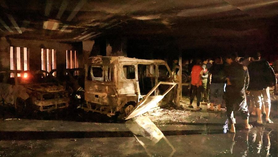 Petugas pemadam kebakaran dengan cepat memadamkan kebakaran yang terjadi di area parkir sebuah gedung komersial di Karachi, Pakistan, pada Senin (2/2/2026), kata seorang pejabat setempat. (Tangkapan Layar Video Reuters/)