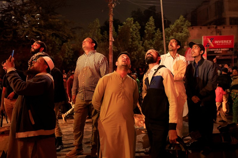 Petugas pemadam kebakaran dengan cepat memadamkan kebakaran yang terjadi di area parkir sebuah gedung komersial di Karachi, Pakistan, pada Senin (2/2/2026), kata seorang pejabat setempat. (Tangkapan Layar Video Reuters/)