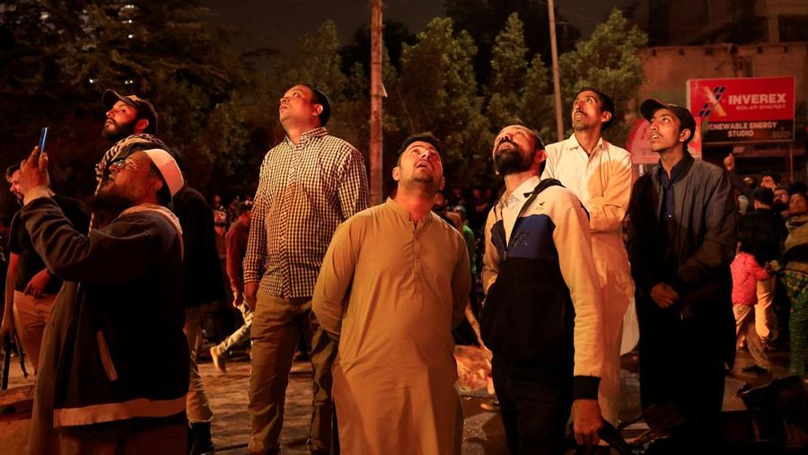 Petugas pemadam kebakaran dengan cepat memadamkan kebakaran yang terjadi di area parkir sebuah gedung komersial di Karachi, Pakistan, pada Senin (2/2/2026), kata seorang pejabat setempat. (Tangkapan Layar Video Reuters/)