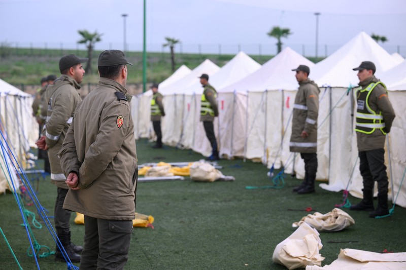Angkatan Bersenjata Kerajaan dan otoritas sipil bekerja sama untuk mengatasi risiko banjir di tengah naiknya permukaan air di Sungai Loukkos, di Ksar El Kebir, Maroko, 2 Februari 2026. (Moroccan authorities/Handout via REUTERS)