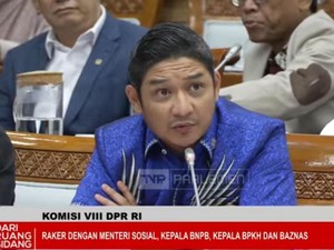 Momen Pasha Ungu Nyanyi Lagu Noah Saat Rapat Bahas Bencana di DPR