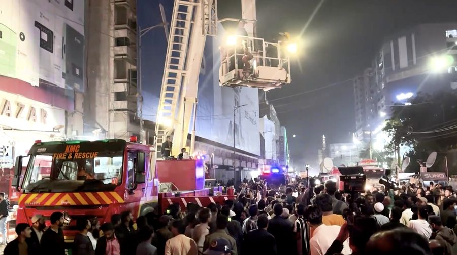 Petugas pemadam kebakaran dengan cepat memadamkan kebakaran yang terjadi di area parkir sebuah gedung komersial di Karachi, Pakistan, pada Senin (2/2/2026), kata seorang pejabat setempat. (Tangkapan Layar Video Reuters/)
