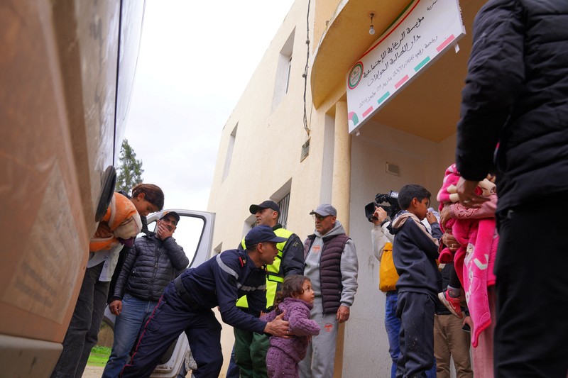 Angkatan Bersenjata Kerajaan dan otoritas sipil bekerja sama untuk mengatasi risiko banjir di tengah naiknya permukaan air di Sungai Loukkos, di Ksar El Kebir, Maroko, 2 Februari 2026. (Moroccan authorities/Handout via REUTERS)