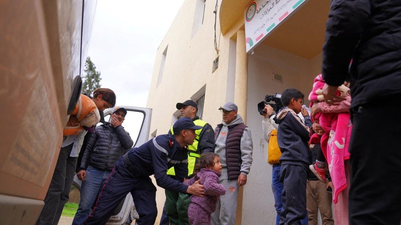 Angkatan Bersenjata Kerajaan dan otoritas sipil bekerja sama untuk mengatasi risiko banjir di tengah naiknya permukaan air di Sungai Loukkos, di Ksar El Kebir, Maroko, 2 Februari 2026. (Moroccan authorities/Handout via REUTERS)