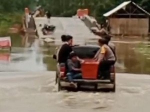 Polisi di Musi Rawas Bantu Evakuasi Jenazah di Tengah Banjir