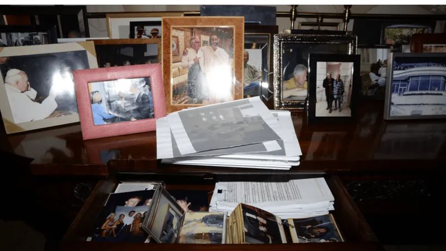 Sejumlah foto Epstein bersama beberapa tokoh ternama ditemukan dalam rumah Epstein.