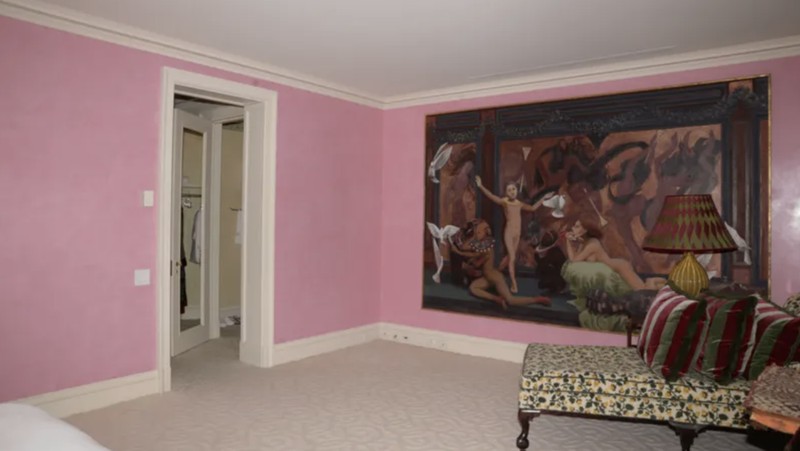 Sejumlah lukisan wanita telanjang terpajang dalam rumah Epstein. (Dok.