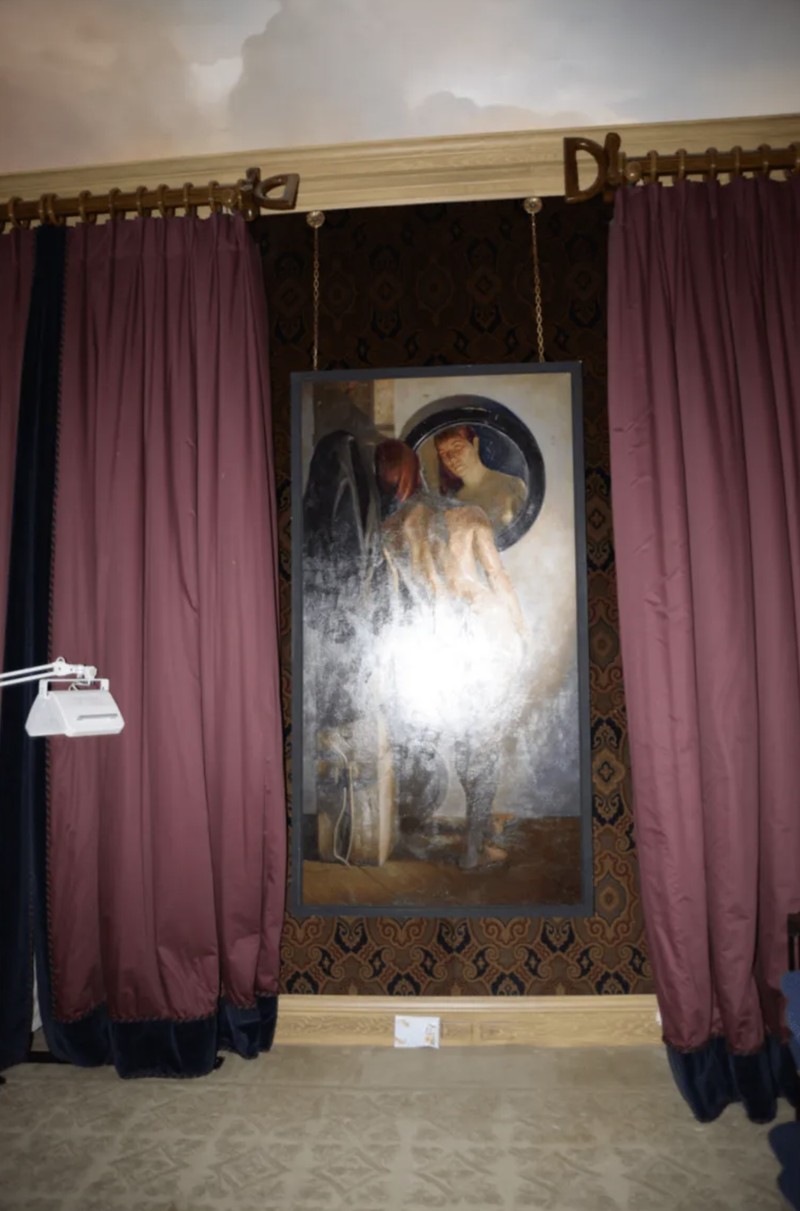 Sejumlah lukisan wanita telanjang terpajang dalam rumah Epstein. (Dok.