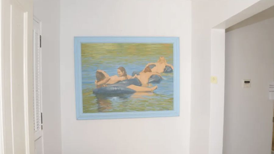 Sejumlah lukisan wanita telanjang terpajang dalam rumah Epstein. (Dok.