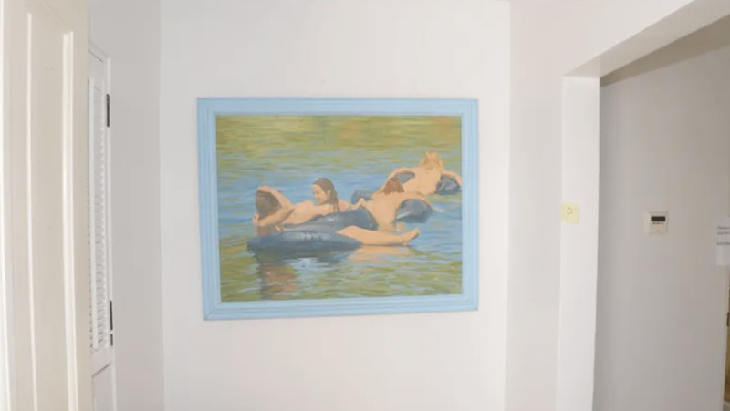 Sejumlah lukisan wanita telanjang terpajang dalam rumah Epstein. (Dok.