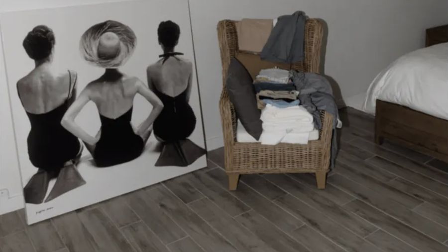 Sejumlah lukisan wanita telanjang terpajang dalam rumah Epstein. (Dok.