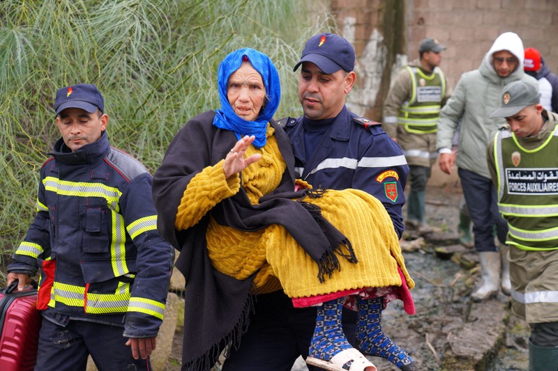 Angkatan Bersenjata Kerajaan dan otoritas sipil bekerja sama untuk mengatasi risiko banjir di tengah naiknya permukaan air di Sungai Loukkos, di Ksar El Kebir, Maroko, 2 Februari 2026. (Moroccan authorities/Handout via REUTERS)