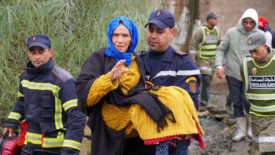 Angkatan Bersenjata Kerajaan dan otoritas sipil bekerja sama untuk mengatasi risiko banjir di tengah naiknya permukaan air di Sungai Loukkos, di Ksar El Kebir, Maroko, 2 Februari 2026. (Moroccan authorities/Handout via REUTERS)