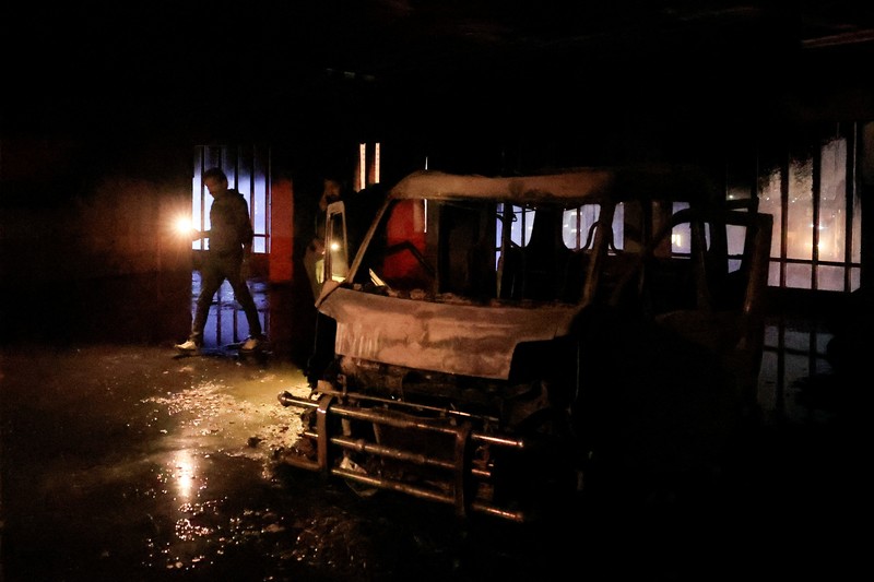 Petugas pemadam kebakaran dengan cepat memadamkan kebakaran yang terjadi di area parkir sebuah gedung komersial di Karachi, Pakistan, pada Senin (2/2/2026), kata seorang pejabat setempat. (Tangkapan Layar Video Reuters/)