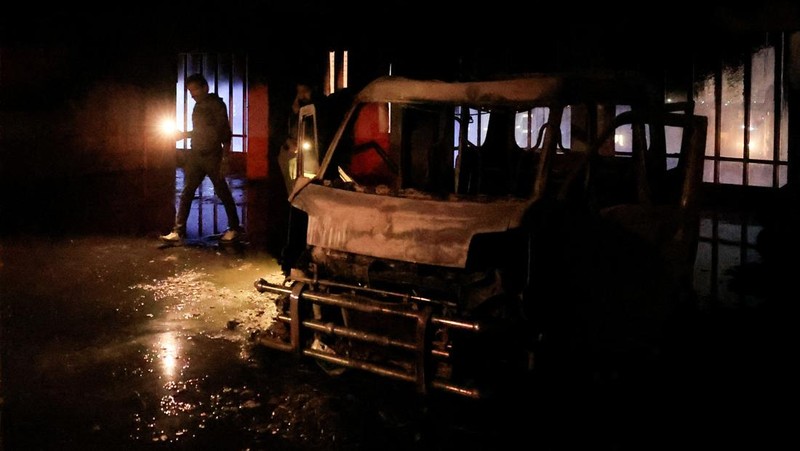 Petugas pemadam kebakaran dengan cepat memadamkan kebakaran yang terjadi di area parkir sebuah gedung komersial di Karachi, Pakistan, pada Senin (2/2/2026), kata seorang pejabat setempat. (Tangkapan Layar Video Reuters/)