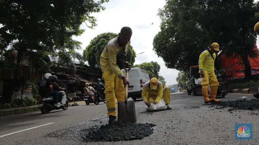 Sudin Bina Marga Jagakarsa, Jakarta Selatan melakukan perbaikan jalan yang berlubang di Jalan Raya Tb Simatupang, Jakarta Selatan, Selasa (3/2/2026). (CNBC Indonesia/Muhammad Sabki)