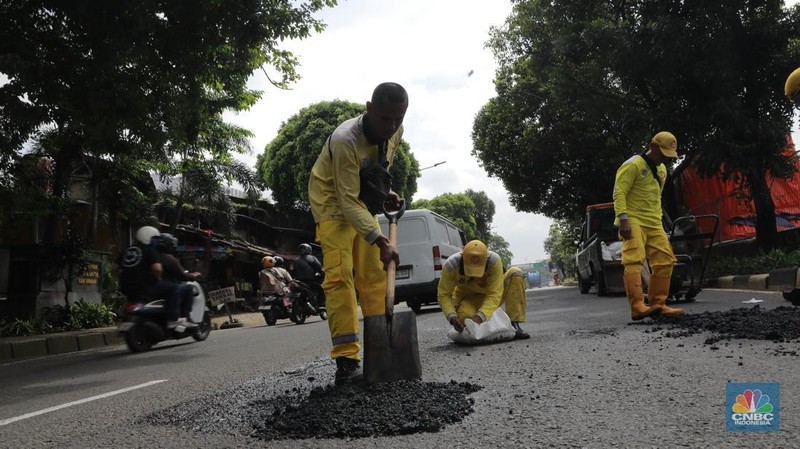 Sudin Bina Marga Jagakarsa, Jakarta Selatan melakukan perbaikan jalan yang berlubang di Jalan Raya Tb Simatupang, Jakarta Selatan, Selasa (3/2/2026). (CNBC Indonesia/Muhammad Sabki)