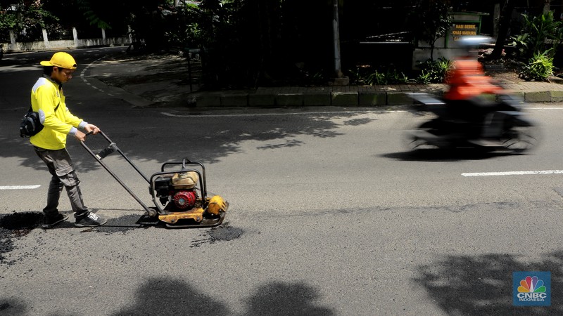 Sudin Bina Marga Jagakarsa, Jakarta Selatan melakukan perbaikan jalan yang berlubang di Jalan Raya Tb Simatupang, Jakarta Selatan, Selasa (3/2/2026). (CNBC Indonesia/Muhammad Sabki)