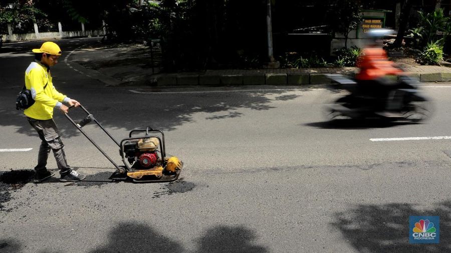 Sudin Bina Marga Jagakarsa, Jakarta Selatan melakukan perbaikan jalan yang berlubang di Jalan Raya Tb Simatupang, Jakarta Selatan, Selasa (3/2/2026). (CNBC Indonesia/Muhammad Sabki)