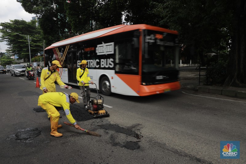 Sudin Bina Marga Jagakarsa, Jakarta Selatan melakukan perbaikan jalan yang berlubang di Jalan Raya Tb Simatupang, Jakarta Selatan, Selasa (3/2/2026). (CNBC Indonesia/Muhammad Sabki)
