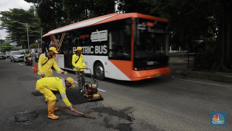 Sudin Bina Marga Jagakarsa, Jakarta Selatan melakukan perbaikan jalan yang berlubang di Jalan Raya Tb Simatupang, Jakarta Selatan, Selasa (3/2/2026). (CNBC Indonesia/Muhammad Sabki)