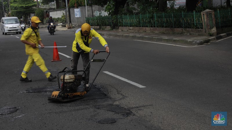 Sudin Bina Marga Jagakarsa, Jakarta Selatan melakukan perbaikan jalan yang berlubang di Jalan Raya Tb Simatupang, Jakarta Selatan, Selasa (3/2/2026). (CNBC Indonesia/Muhammad Sabki)