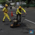 Sudin Bina Marga Jagakarsa, Jakarta Selatan melakukan perbaikan jalan yang berlubang di Jalan Raya Tb Simatupang, Jakarta Selatan, Selasa (3/2/2026). (CNBC Indonesia/Muhammad Sabki)