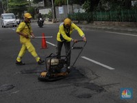 Sudin Bina Marga Jagakarsa, Jakarta Selatan melakukan perbaikan jalan yang berlubang di Jalan Raya Tb Simatupang, Jakarta Selatan, Selasa (3/2/2026). (CNBC Indonesia/Muhammad Sabki)