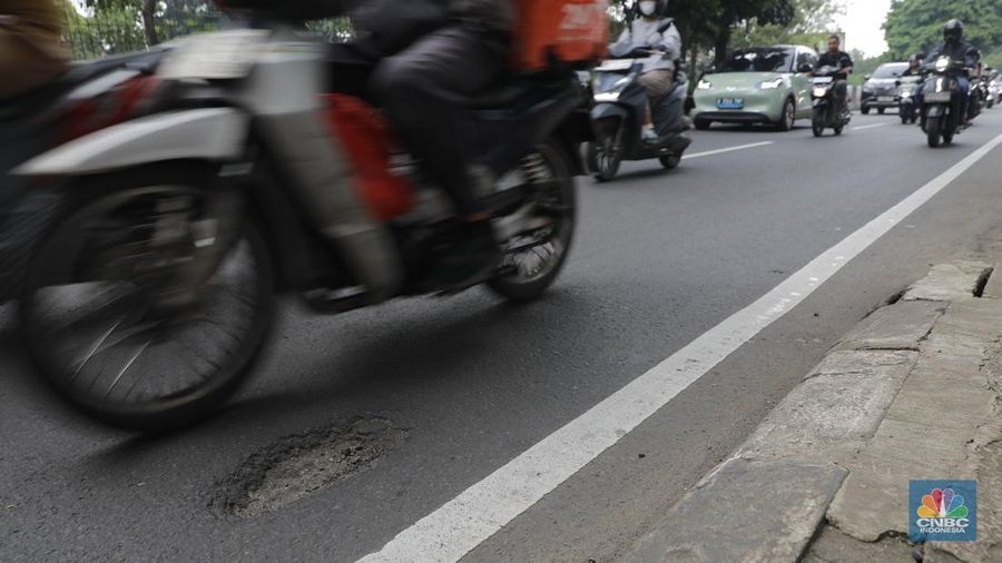 Sudin Bina Marga Jagakarsa, Jakarta Selatan melakukan perbaikan jalan yang berlubang di Jalan Raya Tb Simatupang, Jakarta Selatan, Selasa (3/2/2026). (CNBC Indonesia/Muhammad Sabki)