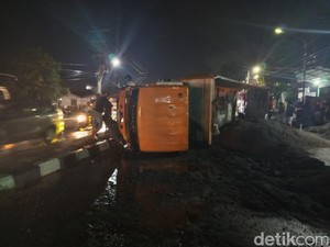 Truk Pasir Terguling Melintang di Jalur Jogja-Magelang, Contraflow Diberlakukan