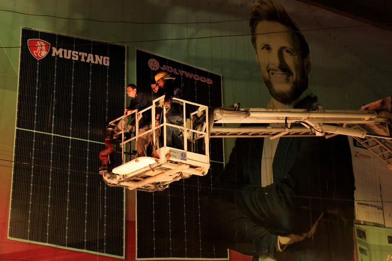 Petugas pemadam kebakaran dengan cepat memadamkan kebakaran yang terjadi di area parkir sebuah gedung komersial di Karachi, Pakistan, pada Senin (2/2/2026), kata seorang pejabat setempat. (Tangkapan Layar Video Reuters/)