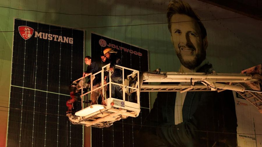 Petugas pemadam kebakaran dengan cepat memadamkan kebakaran yang terjadi di area parkir sebuah gedung komersial di Karachi, Pakistan, pada Senin (2/2/2026), kata seorang pejabat setempat. (Tangkapan Layar Video Reuters/)