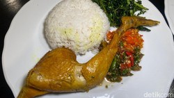 Ayam Goreng Bu Iyin: Ayam Goreng Basah ala Bandung yang Nikmat Pakai Jukut Gurih