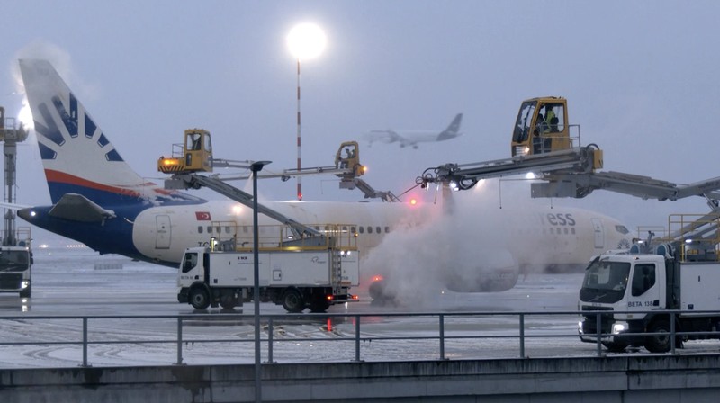 Cuaca musim dingin yang buruk sempat menghentikan sementara lalu lintas udara di Bandara Frankfurt, Jerman, pada Selasa (3/2/2026) sore waktu setempat. (Tangkapan Layar Video Reuters/)