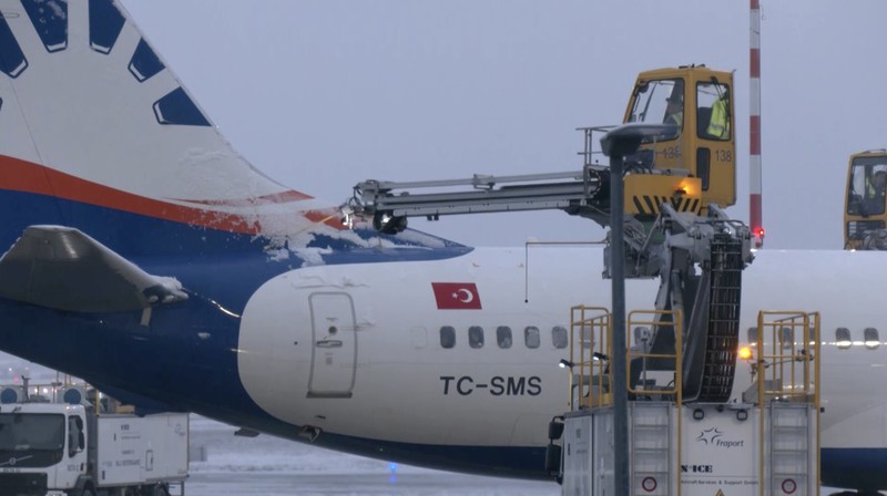 Cuaca musim dingin yang buruk sempat menghentikan sementara lalu lintas udara di Bandara Frankfurt, Jerman, pada Selasa (3/2/2026) sore waktu setempat. (Tangkapan Layar Video Reuters/)