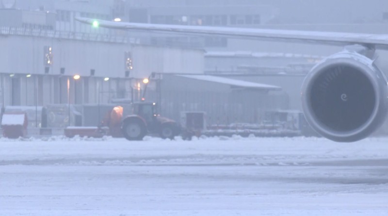 Cuaca musim dingin yang buruk sempat menghentikan sementara lalu lintas udara di Bandara Frankfurt, Jerman, pada Selasa (3/2/2026) sore waktu setempat. (Tangkapan Layar Video Reuters/)