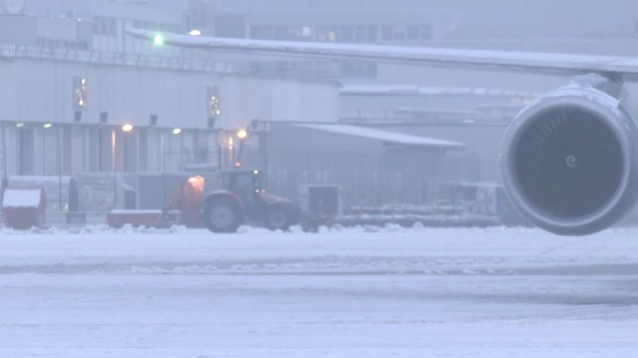 Cuaca musim dingin yang buruk sempat menghentikan sementara lalu lintas udara di Bandara Frankfurt, Jerman, pada Selasa (3/2/2026) sore waktu setempat. (Tangkapan Layar Video Reuters/)