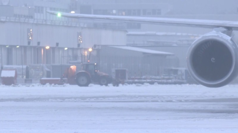 Cuaca musim dingin yang buruk sempat menghentikan sementara lalu lintas udara di Bandara Frankfurt, Jerman, pada Selasa (3/2/2026) sore waktu setempat. (Tangkapan Layar Video Reuters/)