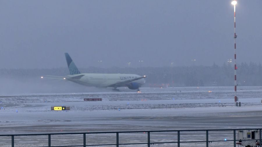 Cuaca musim dingin yang buruk sempat menghentikan sementara lalu lintas udara di Bandara Frankfurt, Jerman, pada Selasa (3/2/2026) sore waktu setempat. (Tangkapan Layar Video Reuters/)