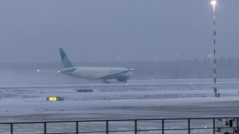 Cuaca musim dingin yang buruk sempat menghentikan sementara lalu lintas udara di Bandara Frankfurt, Jerman, pada Selasa (3/2/2026) sore waktu setempat. (Tangkapan Layar Video Reuters/)
