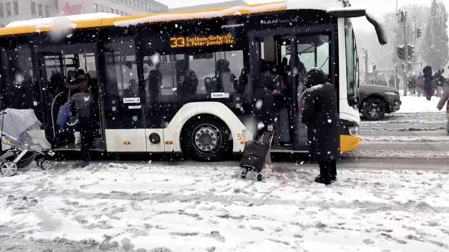 Cuaca musim dingin yang buruk sempat menghentikan sementara lalu lintas udara di Bandara Frankfurt, Jerman, pada Selasa (3/2/2026) sore waktu setempat. (Tangkapan Layar Video Reuters/)