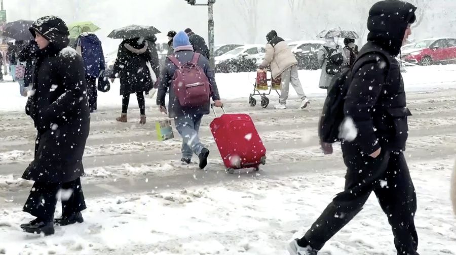 Cuaca musim dingin yang buruk sempat menghentikan sementara lalu lintas udara di Bandara Frankfurt, Jerman, pada Selasa (3/2/2026) sore waktu setempat. (Tangkapan Layar Video Reuters/)