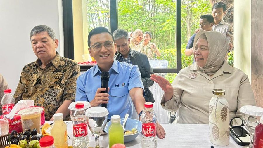 Direktur Manajemen Risiko BTN Setiyo Wibowo dan Direktur Commercial Banking BTN Hermita saat media briefing di Perumahan Mutiara Gading City, Bekasi Utara, Rabu (4/1/2026). (CNBC Indonesia/Zefanya Aprilia)