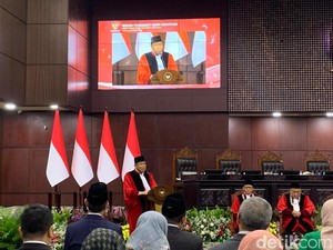 Canda Tawa Arief Hidayat yang Pensiun dari MK