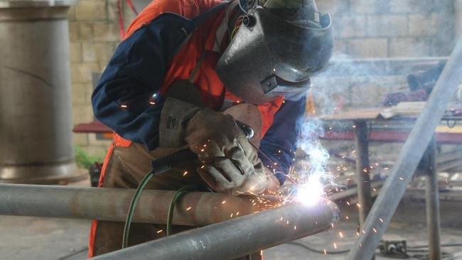 Gara-gara AI, Banyak Gen Z Lebih Pilih Jadi Tukang Ketimbang Kuliah